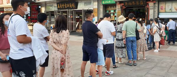  Горожане стоят в очереди на улице в Пекине.  - 俄罗斯卫星通讯社