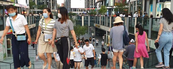  Прохожие на улице в Пекине.  - 俄罗斯卫星通讯社