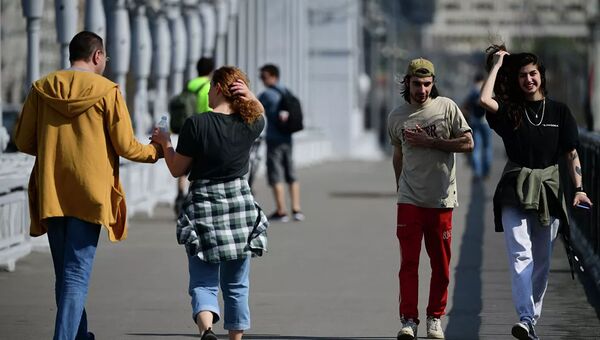 Молодые люди на Крымском мосту в Москве - 俄羅斯衛星通訊社