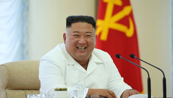 Ким Чен Ын в новом костюме с прекрасным настроением - 俄羅斯衛星通訊社