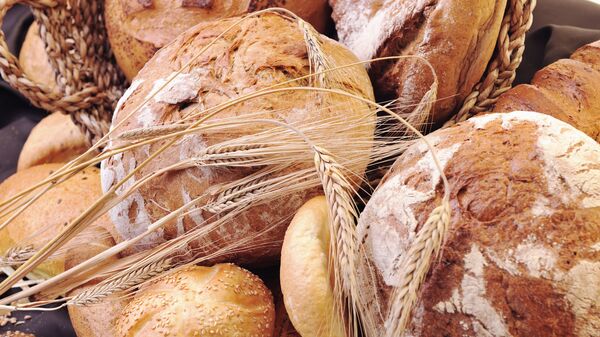 Свежеиспеченный хлеб на столе - 俄罗斯卫星通讯社
