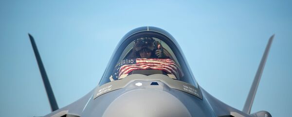 Пилот F-35 во время подготовки к взлету в Саут-Берлингтоне, США Пилот F-35 во время подготовки к взлету в Саут-Берлингтоне, США - 俄罗斯卫星通讯社