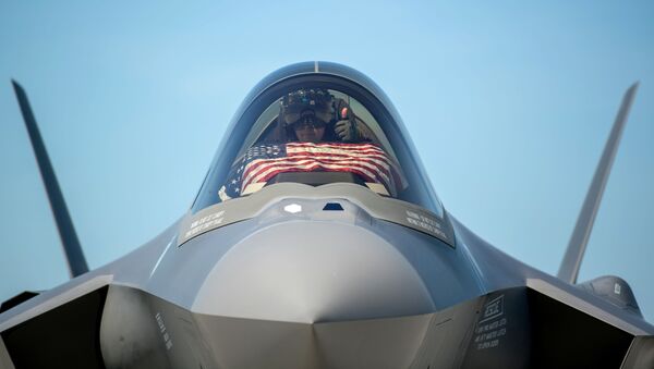 Пилот F-35 во время подготовки к взлету в Саут-Берлингтоне, США - 俄罗斯卫星通讯社