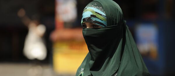 Уйгурская женщина на улицах Урумчи - 俄罗斯卫星通讯社