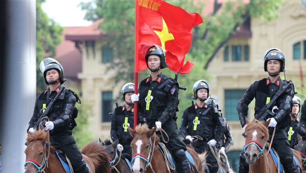 Lực lượng Cảnh sát cơ động kỵ binh diễu hành. - 俄罗斯卫星通讯社