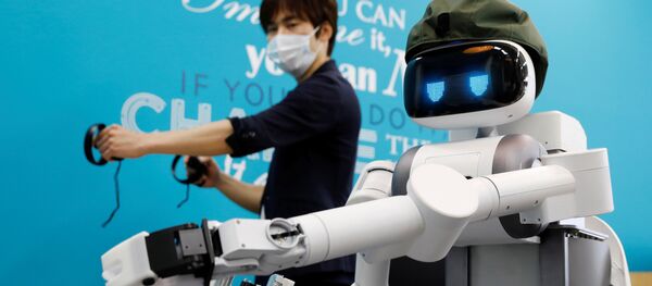 Генеральный директор Mira Robotics Кен Мацуи управляет роботом-аватаром Уго во время демонстрации в лаборатории компании в Кавасаки, Япония - 俄罗斯卫星通讯社