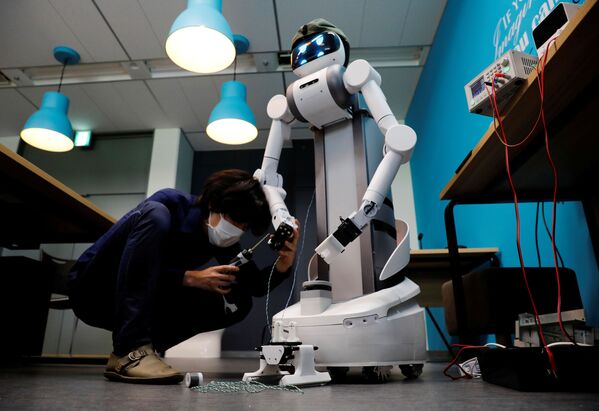 Техобслуживание робота-аватара Угo в лаборатории компании в Кавасаки, Япония - 俄罗斯卫星通讯社