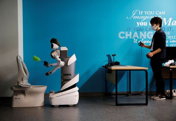 Генеральный директор Mira Robotics Кен Мацуи управляет роботом-аватаром Уго во время уборки туалета  - 俄罗斯卫星通讯社