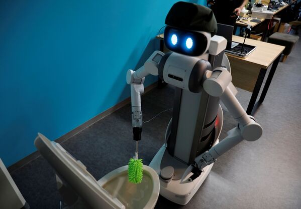 Робот-аватар Уго от Mira Robotics чистит туалет - 俄羅斯衛星通訊社