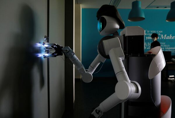 Робот-аватар Уго от Mira Robotics стерилизует дверную ручку ультрафиолетовым светом - 俄羅斯衛星通訊社