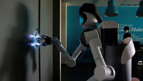 Робот-аватар Уго от Mira Robotics стерилизует дверную ручку ультрафиолетовым светом - 俄罗斯卫星通讯社