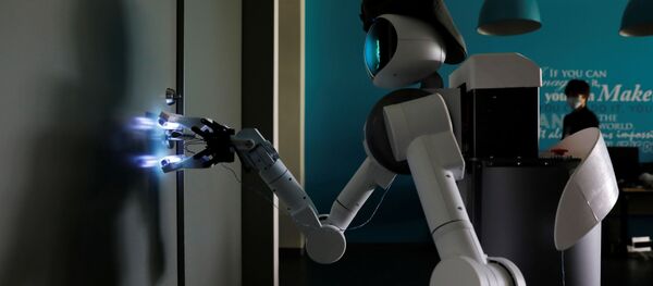 Робот-аватар Уго от Mira Robotics стерилизует дверную ручку ультрафиолетовым светом - 俄羅斯衛星通訊社