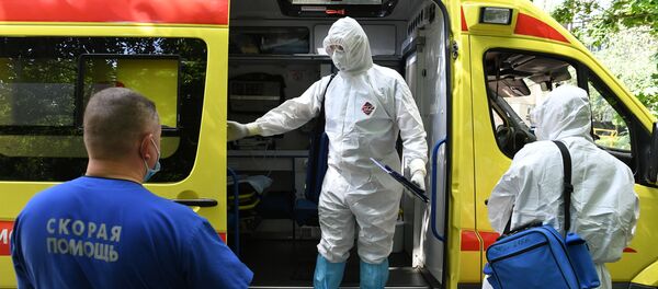  Фельдшеры и водитель скорой медицинской помощи подстанции № 34 в Москве во время выезда к пациенту с подозрением на коронавирус. - 俄羅斯衛星通訊社
