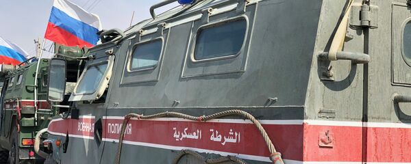 Бронеавтомобили военной полиции РФ пересекает восточный берег реки Евфрат на северо-востоке Сирии. Бронеавтомобили военной полиции РФ пересекает восточный берег реки Евфрат на северо-востоке Сирии. - 俄罗斯卫星通讯社