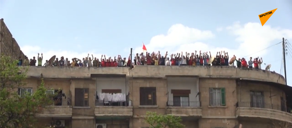 Сирийские фанаты устроили массовые пляски на крыше жилого дома (видео) - 俄罗斯卫星通讯社