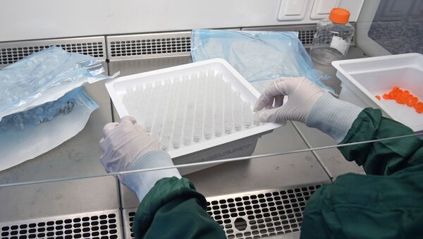  Колбы с реагентами для экспресс-тестов на коронавирус в лаборатории - 俄羅斯衛星通訊社