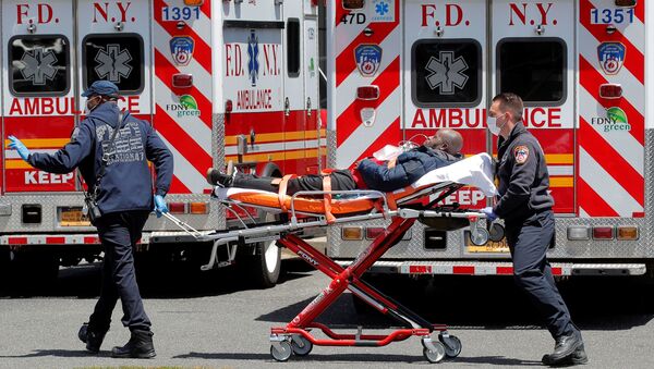 Пожарные Нью-Йорка везут пациента в госпиталь - 俄罗斯卫星通讯社