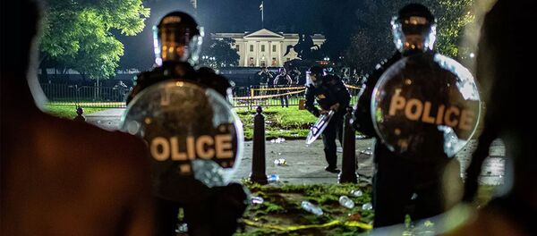 Сотрудники полиции у Белого Дома в Вашингтоне. США - 俄羅斯衛星通訊社