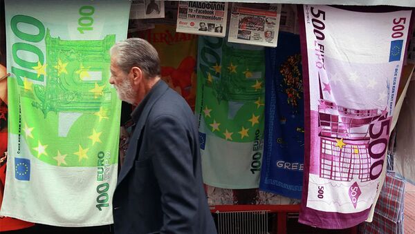 Мужчина проходит мимо киоска, торгующего полотенцами в виде банкнот евро в Греции. - 俄罗斯卫星通讯社