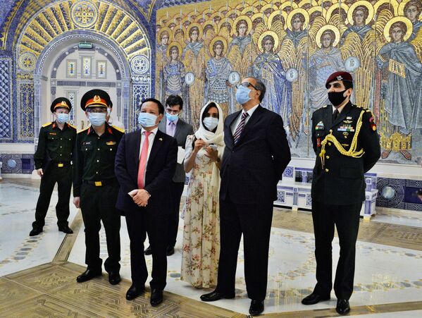 印度駐俄大使文卡塔斯·瓦爾瑪（右二）與越南駐俄大使吳德孟參觀愛國者公園俄軍主教堂 - 俄羅斯衛星通訊社