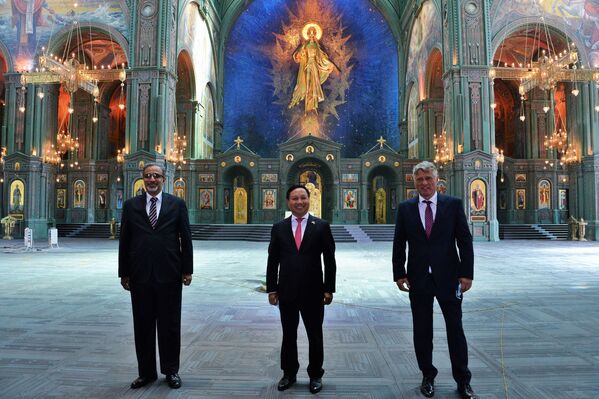 印度駐俄大使文卡塔斯·瓦爾瑪、越南駐俄大使吳德孟、塞爾維亞駐俄大使米羅斯拉夫·拉贊斯基（從左到右）參觀愛國者公園俄軍主教堂 - 俄羅斯衛星通訊社