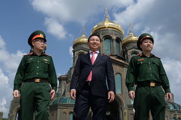 越南驻俄大使吴德孟（中间）参观爱国者公园俄军主教堂 - 俄罗斯卫星通讯社
