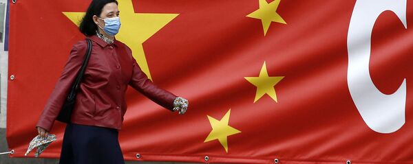 Женщина в защитной маске на фоне китайского флага. Сербия - 俄罗斯卫星通讯社