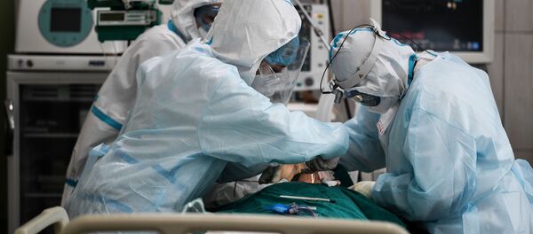 Врачи во время установки трахеостомы пациенту в реанимации городской клинической больницы № 15 имени О. М. Филатова в Москве. Врачи во время установки трахеостомы пациенту в реанимации городской клинической больницы № 15 имени О. М. Филатова в Москве. - 俄罗斯卫星通讯社