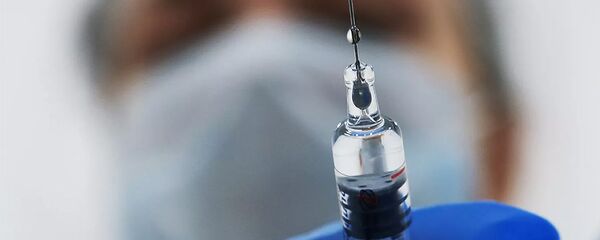 Медик готовит шприц с вакциной - 俄罗斯卫星通讯社