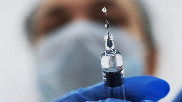 Медик готовит шприц с вакциной - 俄罗斯卫星通讯社