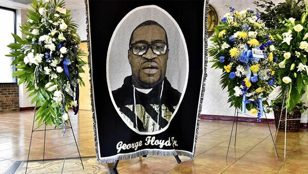 A picture of George Floyd and flowers are set up for a memorial service for Floyd, Saturday, June 6, 2020, in Raeford, N.C. Floyd died after being restrained by Minneapolis police officers on May 25 - 俄罗斯卫星通讯社