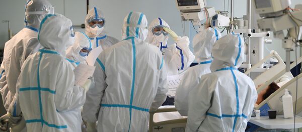  Медицинские работники и пациент в отделении реанимации и интенсивной терапии госпиталя COVID-19 городской клинической больницы № 15 имени О. М. Филатова в Москве.  - 俄羅斯衛星通訊社