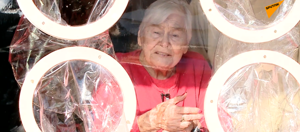 用于拥抱的无菌套袖：阿根廷养老院允许探视  - 俄罗斯卫星通讯社