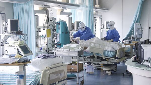 Медсестры ухаживают за коронавирусным пациентом - 俄罗斯卫星通讯社
