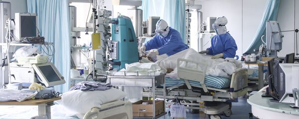 Медсестры ухаживают за коронавирусным пациентом - 俄罗斯卫星通讯社