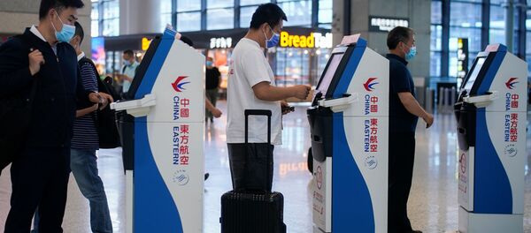 Люди в защитных масках аэропорту Шанхая - 俄羅斯衛星通訊社