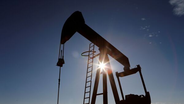 Нефтяная качалка на фоне солнца в Техасе - 俄羅斯衛星通訊社