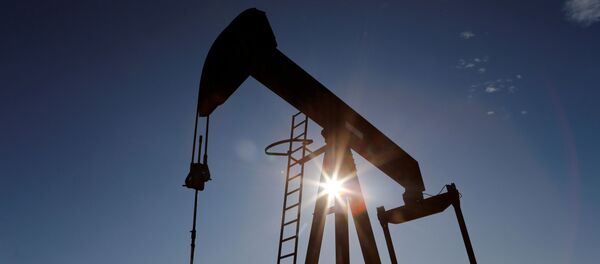 Нефтяная качалка на фоне солнца в Техасе - 俄罗斯卫星通讯社