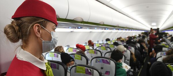  Бортпроводница в салоне самолета авиакомпании S7, прибывшего из Пекина, в аэропорту Толмачево (Новосибирск). - 俄羅斯衛星通訊社