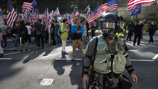 Полицейский на фоне протестующих в Гонконге - 俄罗斯卫星通讯社