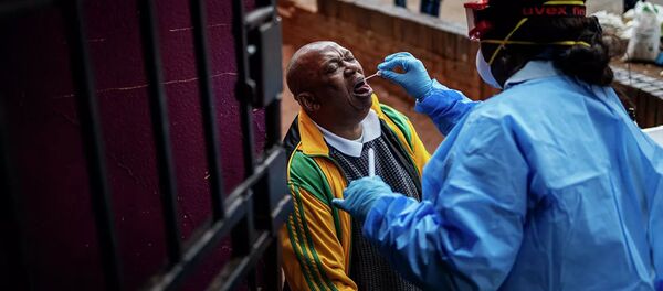 Медицинский работник делает тест на коронавирус жителю Йоханнесбурга, Южная Африка. Архивное фото - 俄罗斯卫星通讯社