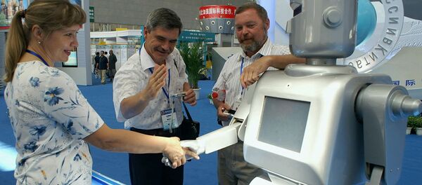 Русские посетители Харбинской международной выставка научно-технической продукции - 俄羅斯衛星通訊社