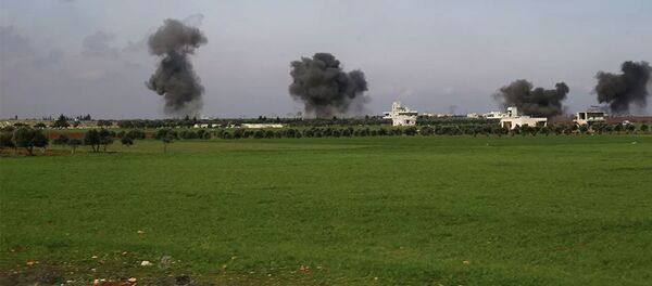 Дым поднимается после авиаударов по городу Саракеб, в провинции Идлиб, Сирия. 27 февраля 2020 - 俄罗斯卫星通讯社