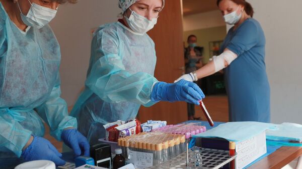 Забор крови из вены на тестирование наличия антител к коронавирусу COVID-19 у одного из сотрудников Центра социального обслуживания Мой социальный центр в Москве - 俄罗斯卫星通讯社