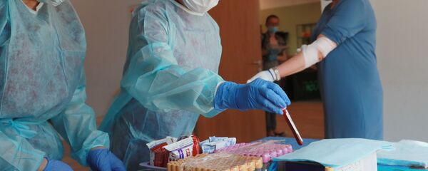 Забор крови из вены на тестирование наличия антител к коронавирусу COVID-19 у одного из сотрудников Центра социального обслуживания Мой социальный центр в Москве Забор крови из вены на тестирование наличия антител к коронавирусу COVID-19 у одного из сотрудников Центра социального обслуживания Мой социальный центр в Москве - 俄罗斯卫星通讯社