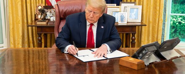 Президент США Дональд Трамп во время подписания документа Президент США Дональд Трамп во время подписания документа - 俄罗斯卫星通讯社