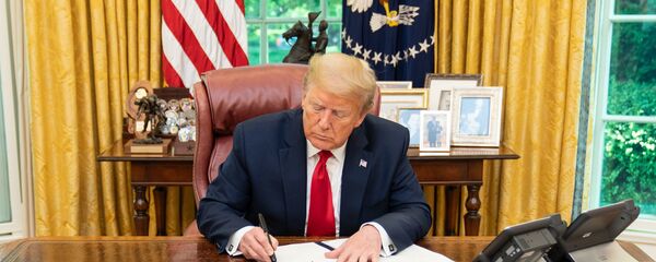 Президент США Дональд Трамп во время подписания документа - 俄罗斯卫星通讯社