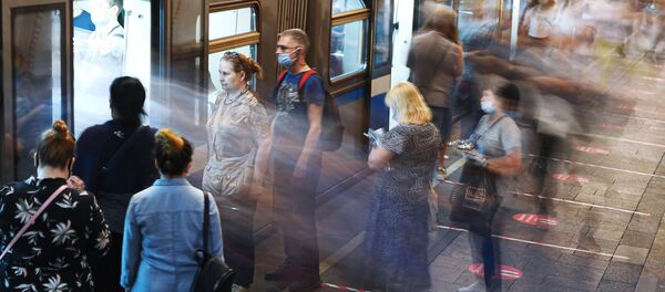 Пассажиры станции метро Арбатская в Москве - 俄罗斯卫星通讯社