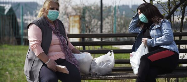 Девушки в медицинских масках на улице Еревана Девушки в медицинских масках на улице Еревана - 俄羅斯衛星通訊社