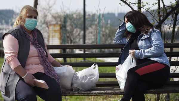 Девушки в медицинских масках на улице Еревана - 俄罗斯卫星通讯社